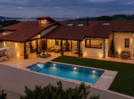 La Carrera, villa moderna con piscina privada en Mogro Cantabria, hotel sa Mogro