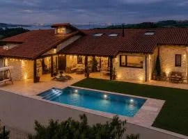 La Carrera, villa moderna con piscina privada en Mogro Cantabria
