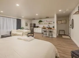 Modern Studio Conveniently Located in the Center of Downtown