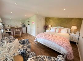 Wild Meadow Cottage - Countryside Views and King Bed โรงแรมในMaybole