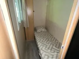 Mobile-home entièrement équipé, rivière en contrebas