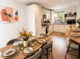 Modern House - Sleeps 12 - Birmingham City - FREE Parking