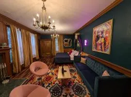 The Queen Hotel- Downtown Luxury