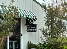 MOWA Art House Apartment