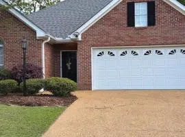 New! Starkville Retreat Walk to MSU