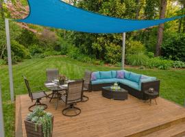In-Shower Sauna, Fenced Yard w Deck & BBQ Near ATL, viešbutis mieste Takeris