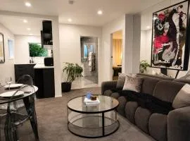 Bold & Stylish CBD Apartment - Superior Stays