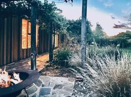 Timber & Stone - Modern Eco Retreat and Studio, hotel v destinaci Yapeen