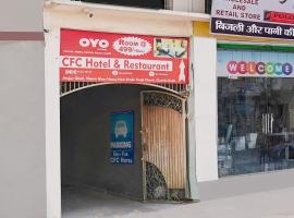 Hotel O Crown Food Court cfc、Charkhi Dādriのホテル