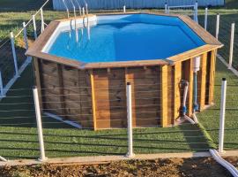 maison de campagne rénovée avec piscine，迪拉斯的飯店