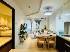 Monaliza 1BR Suite with Balcony & Living Room in Tambuli Seaside Resort, hotel v destinaci Maribago