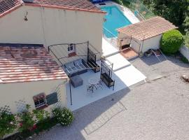 Studio, piscine, calme, à proximité du village, Hotel in Callas