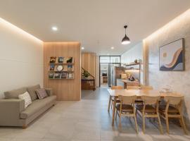 Dusit에 위치한 호텔 Newly Renovated 3BR Home in Central Bangkok