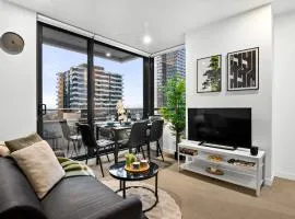 Cosy 2 Bedroom CBD Retreat with Pool, Sauna and Sky Lounge City Views
