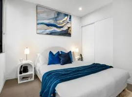Sky Lounge Sauna Pool Stylish 2BR Steps from Melbourne Central