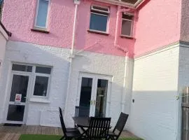 BARBIE HOUSE ,Opposite PIER & Beach ,SLEEPS 6 , 2 BEDROOM GROUND FLOOR SELF CONTAINED GARDEN FLAT , PRIVATE ENTRANCE , KITCHEN , Guaranteed Parking ,Wifi , Movies ,Bathroom ,fridge , microwave ,BEDROOM 1, DOUBLE BED & 2 SINGLE BEDS ,BEDROOM 2 , DOUBLE BED