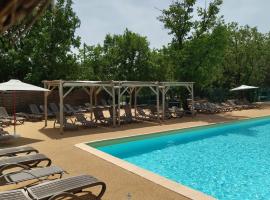 Domaine Les Chênes Blancs, Hotel in Saint-Saturnin-dʼApt