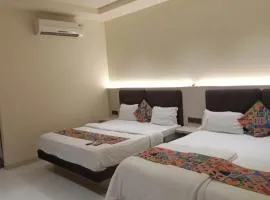Hotel Santoor - Geeta Bhawan Square