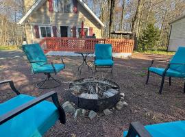 Cozy Chalet - Renovated - Firepit - Fireplace - Pet Friendly - Near Mount Airy Casino - Walmart - Camelback Mountains - Outlets - Zoo, hotel Pocono Country Place-ben