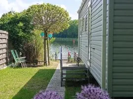Twee slaapkamer stacaravan met vissteiger