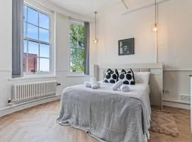 Central Dudley Studio with Smart TV and Parking