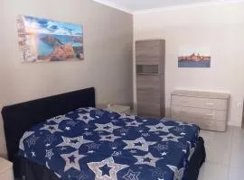 Modern room in prime area for beaches & nightlife! -Fast & easy self check in -Independent access -No Family sharing