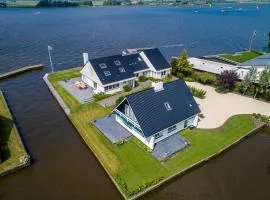 Villa Verderop - Luxury Lakeside Villa with Terrace & Water Views in Friesland
