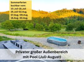 Ferienhaus Grimme - 350m2, 18 Betten - mit Indoorspielplatz, Pool, großer Terrasse, Grill, Sauna, Kicker, Dart, uvm - ideal für Familien, khách sạn ở Schmallenberg
