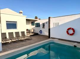 Villa Grey by Vulcano Homes, hotel u gradu Tahiche