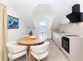 APARTMENTS JELENA 1,2,3,4 & 5 SUPETAR - free parking, ξενοδοχείο σε Supetar
