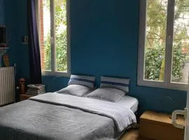 Chambre chez l'habitant dans grande maison Arborée