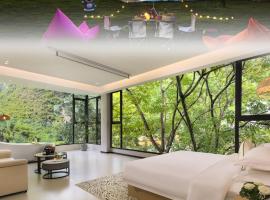 Yangshuo-Private Jacuzzi-Hillside Lawn & Karst Peak Scenery, отель в Яншо