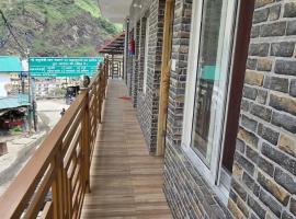 Yamuna pag pinewood hotel and restaurant, hotel di Kharsālī