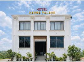 Karma Palace Hotel, hotel din Lakāwās