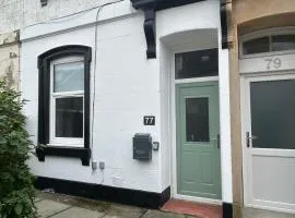 77 West Princes St, cosy 1 bed ground floor