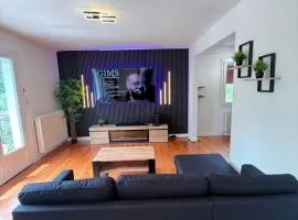 maison moderne en face de la mer