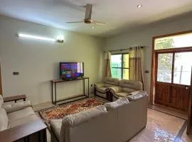 The Green Hut Stylish 2BR Apartment with lounge