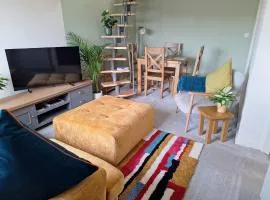 Stylish 2 Bed Flat Walk to Station Free Parking St Neots