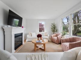 Renovated Cape Near Beach with Fire Pit, hotel u gradu Ferfild