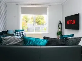 Comfy Castleton Haven - 3 BEDROOM accommodation near M62 & M60 Motorways and Easy access to Manchester City Centre - Netflix and free high speed WIFI