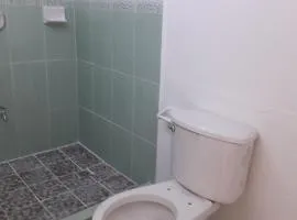 RECAMARA INDEPENDIENTE Con CAMA MATRIMONIAL AIRE ACONDICIONADO Y BAÑO EXCLUSIVO