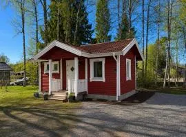 Nyrenoverad stuga mellan två sjöar