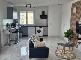 LE COCON Cozy studio, parking, stadium, and shops
