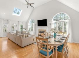 Centerville Waterfront Retreat BikesKayaksFun, hotel i Barnstable