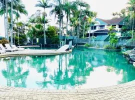 Bright 2BR Retreat Pool View 12 Mins Airport