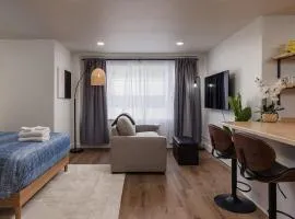 Stylish Downtown Studio - Free Parking plus Kitchen