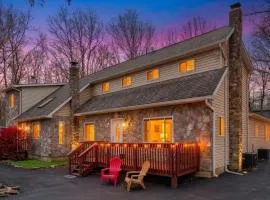 6BR Luxury Mountain Retreat - Hot Tub, Game Room, Lake, Beach, Karaoke, Poconos