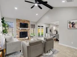 15 Min to Woodlands! Cozy, Modern Home