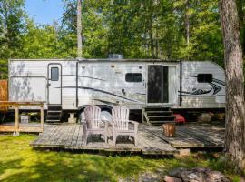 2-bedroom Camper Trailer Cottage #2, hotel din Dillon