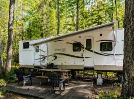 2-bedroom Camper Trailer Cottage #3, hotel din Dillon